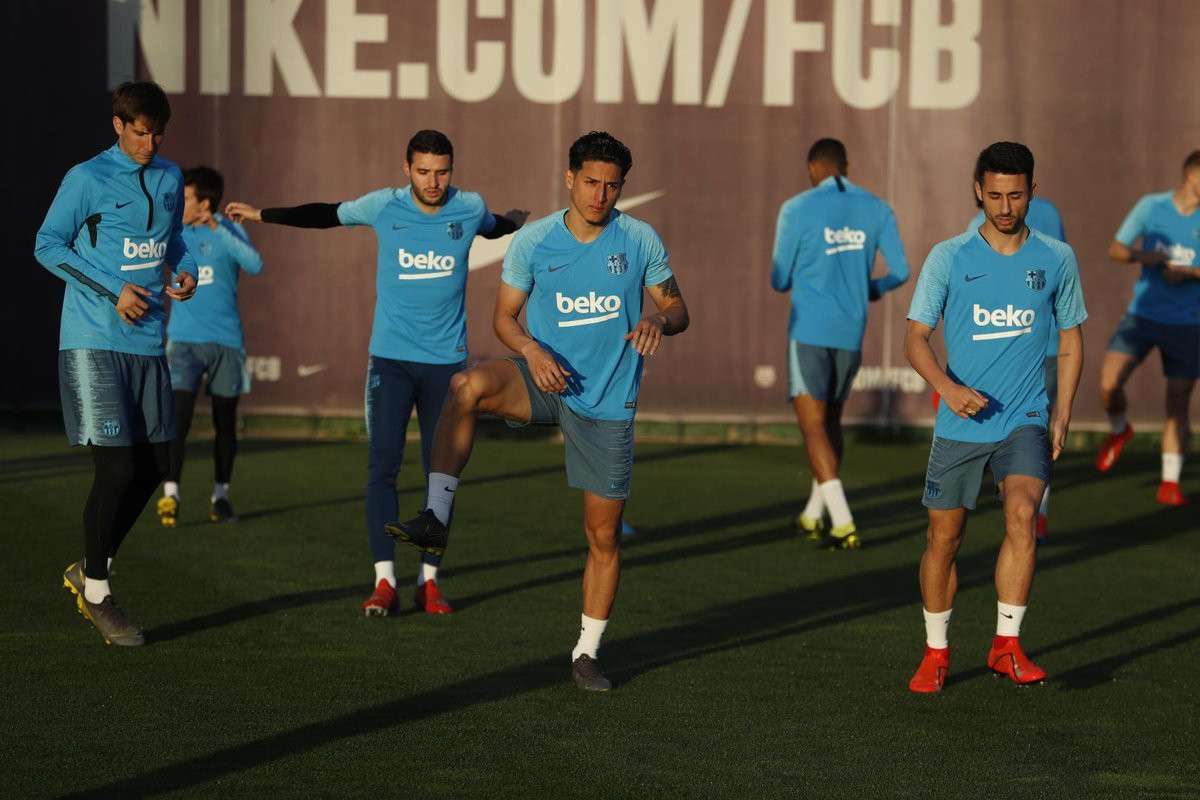 Los futbolistas del filial se ejercitan a las órdenes de Ernesto Valverde / FC BARCELONA