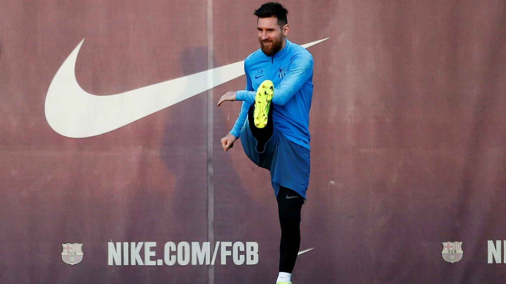 Leo Messi se ejercita con el FC Barcelona de Valverde en un entrenamiento / EFE