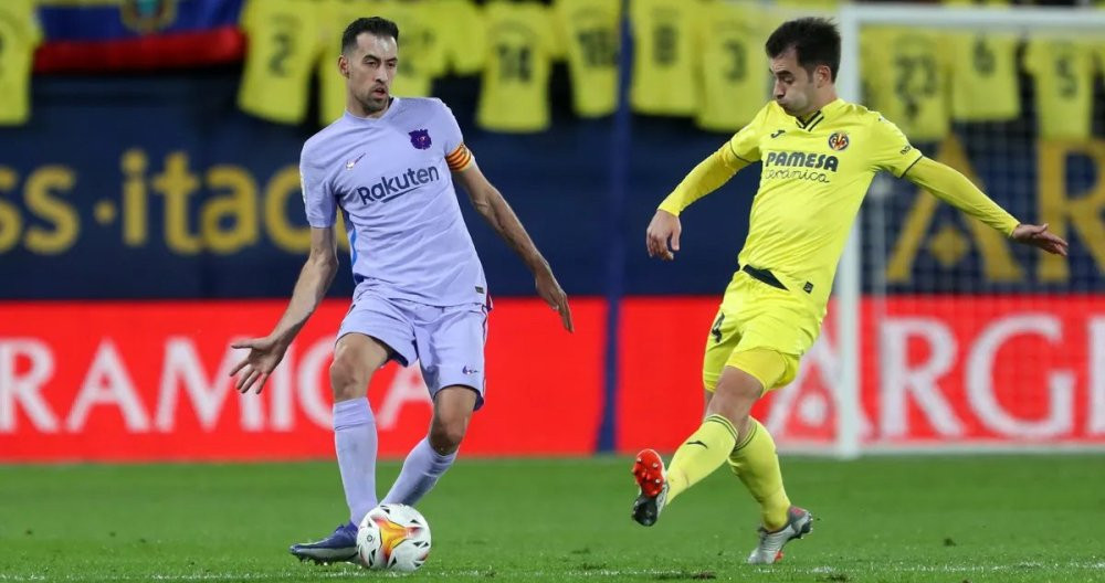 Busquets, en una acción en el partido contra el Villarreal / FCB