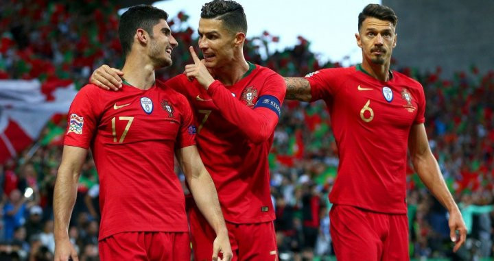 Guedes y Cristiano Ronaldo celebran el gol del valencianista contra Holanda / EFE