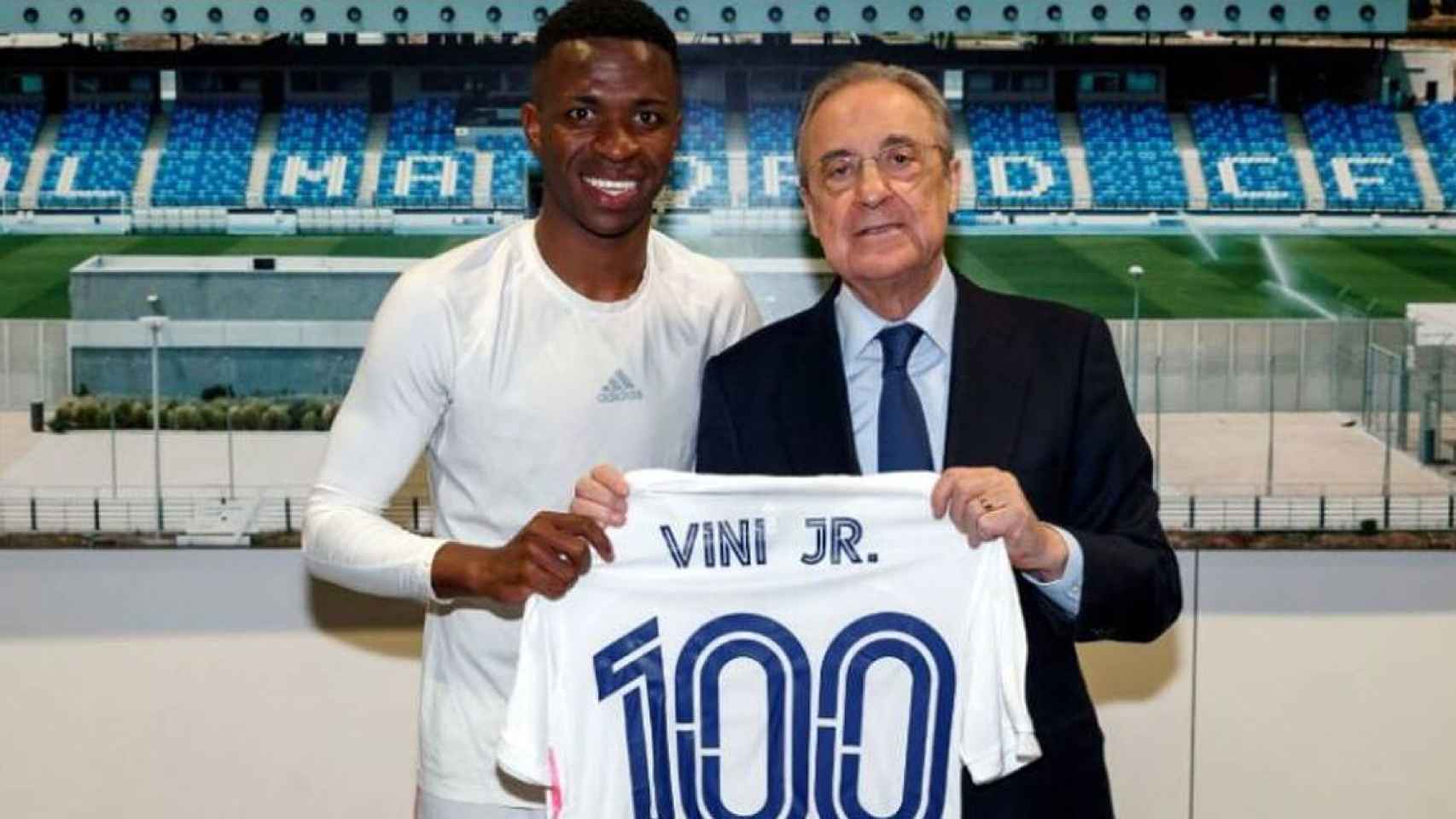 Vinicius, junto a Florentino Pérez, tras haber disputado su partido número 100 con el Real Madrid / RM