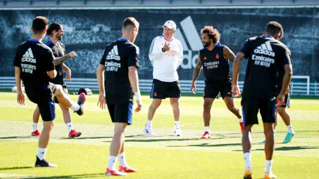 Ancelotti contemplando el entrenamiento del Real Madrid / Real Madrid