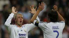 David Beckham y Raúl celebran un gol del Real Madrid / EFE