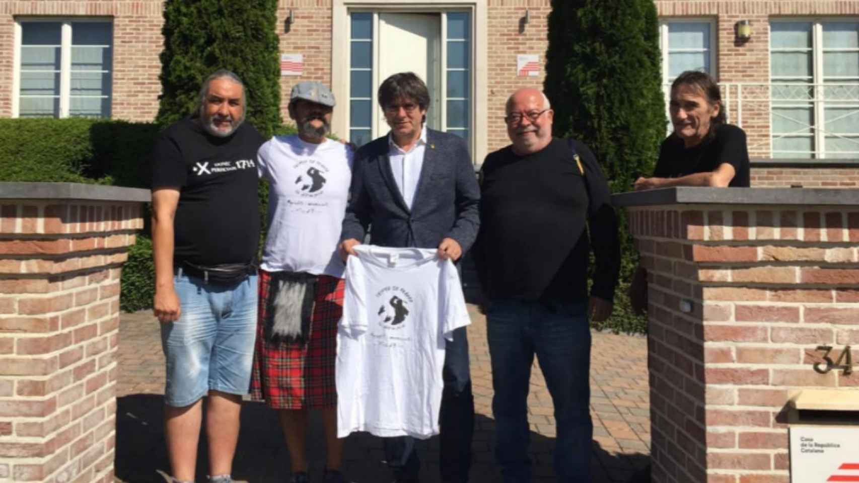 Carles Puigdemont posa en septiembre de 2019 en Waterloo con varios seguidores, entre ellos Fredi Bentanachs (d) uno de los fundadores de Terra Lliure (TWITTER)