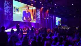 Angela Merkel saluda desde una pantalla gigante a los participantes en un acto caritativo de Navidad / EFE