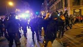 Intervención de los Mossos d'Esquadra en Via Laietana el sábado por la noche / EFE