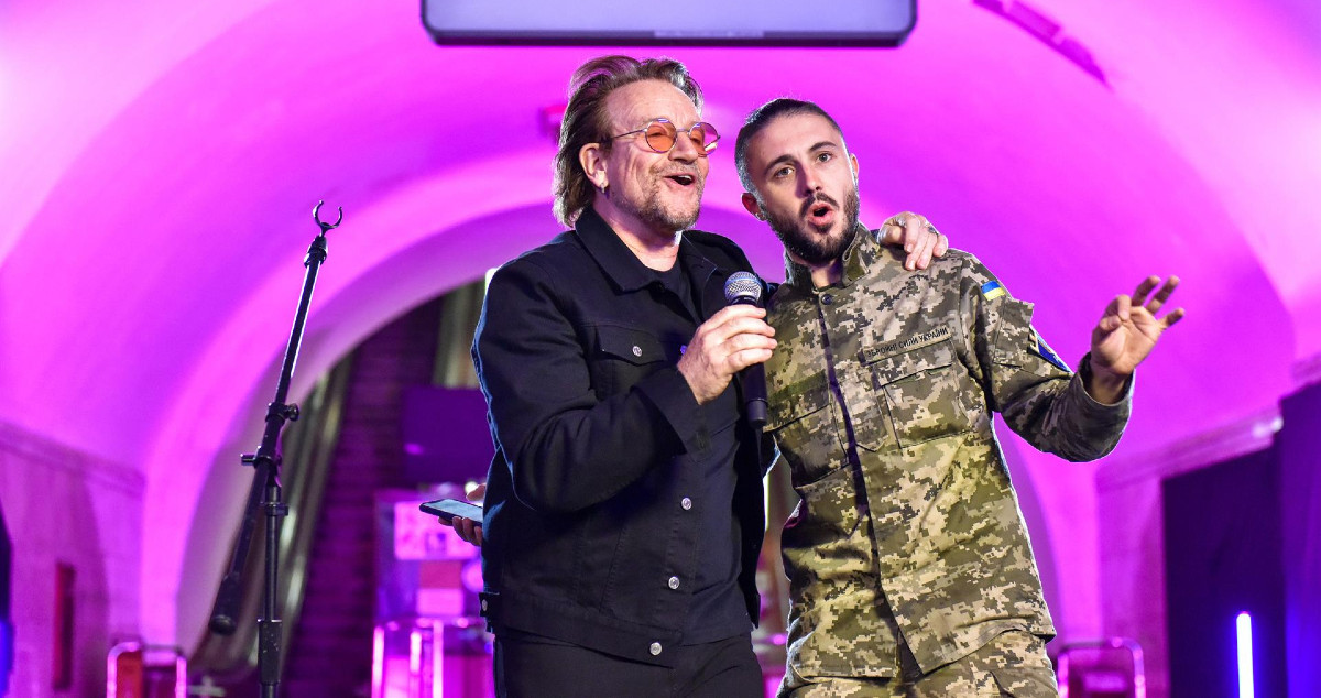 Bono, en el metro de Kiev junto a un cantante ucraniano /EFE