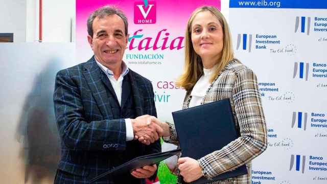 Chema Cosculluela (i), consejero delegado de Vitalia Home, firmando un acuerdo con el BEI / VH