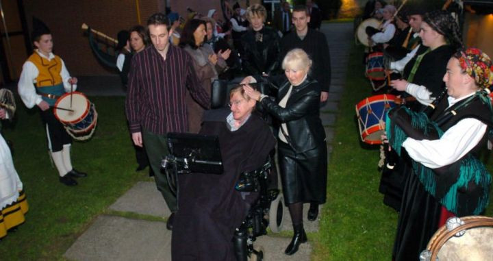 Stephen Hawking durante un recorrido en Asturias