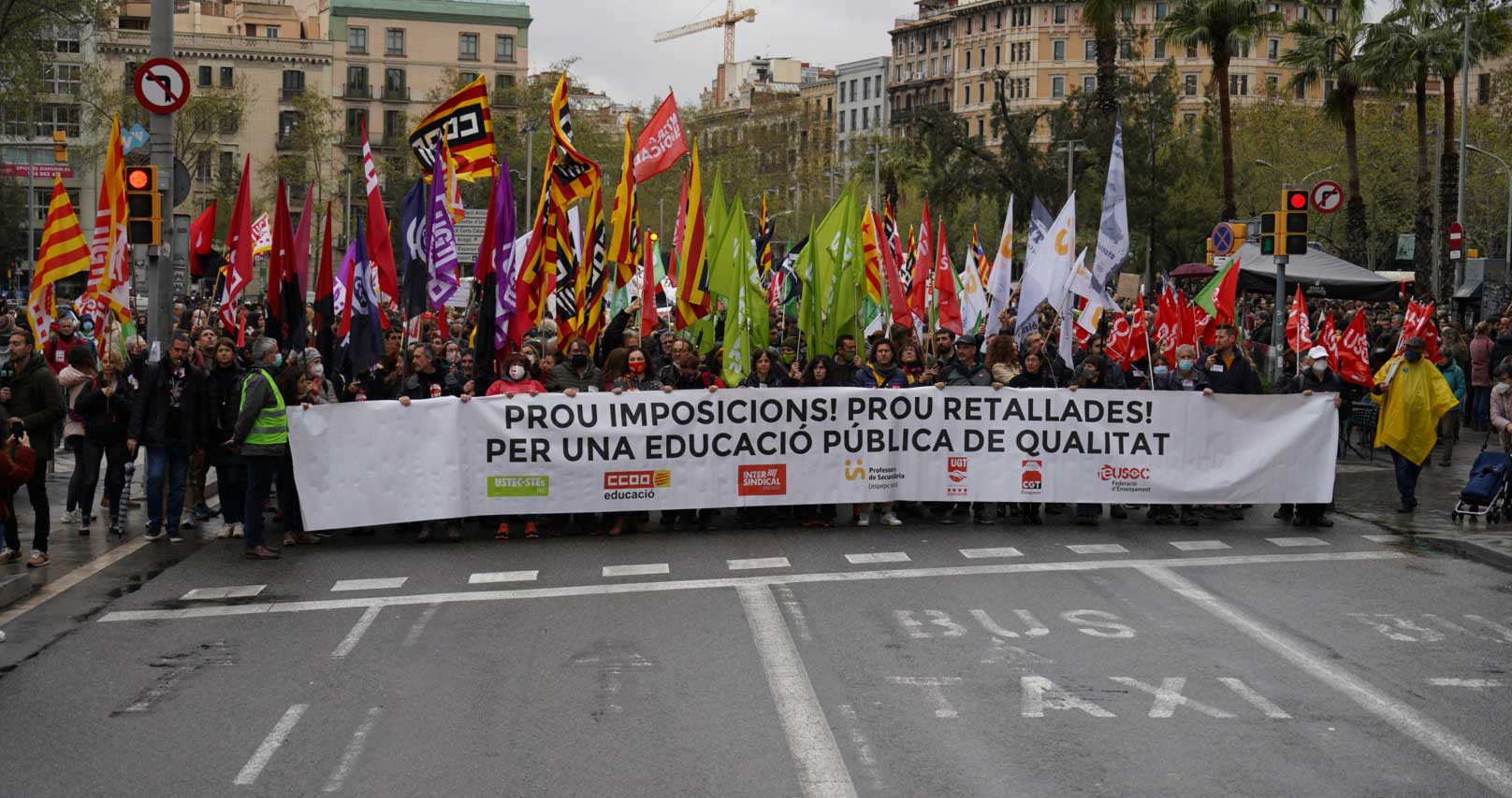 Imagen de una de las manifestaciones durante la huelga educativa en Cataluña en 2022 / LUIS MIGUEL AÑÓN (CG)