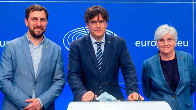 El expresidente de la Generalitat, Carles Puigdemont, junto a los exconsejeros Toni Comín y Clara Ponsatí en el Parlamento Europeo / EUROPA PRESS