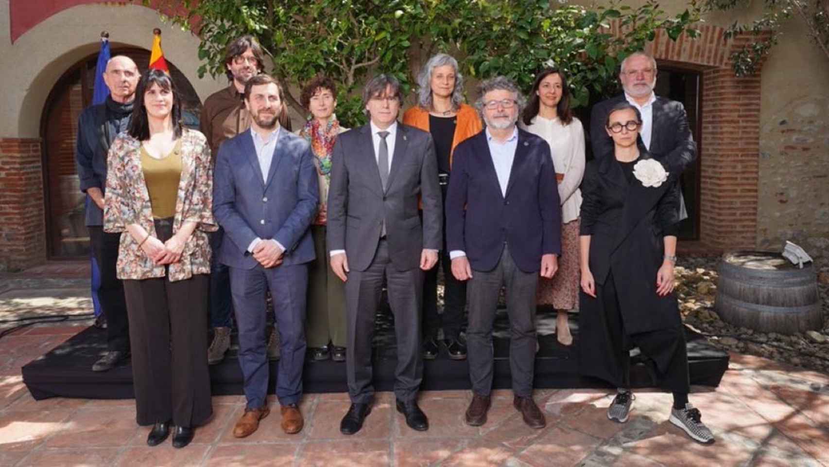 Carles Puigdemont posa con los miembros de su gobierno 'fake' / EP