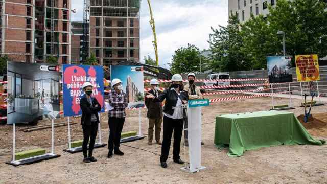 Ada Colau, alcaldesa de Barcelona y presidenta del AMB, durante la presentación de vivienda pública / AJBCN