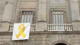 Lazo amarillo de apoyo a los políticos presos del 'procés' en el Ayuntamiento de Barcelona. Símbolos independentistas en las instituciones / EP