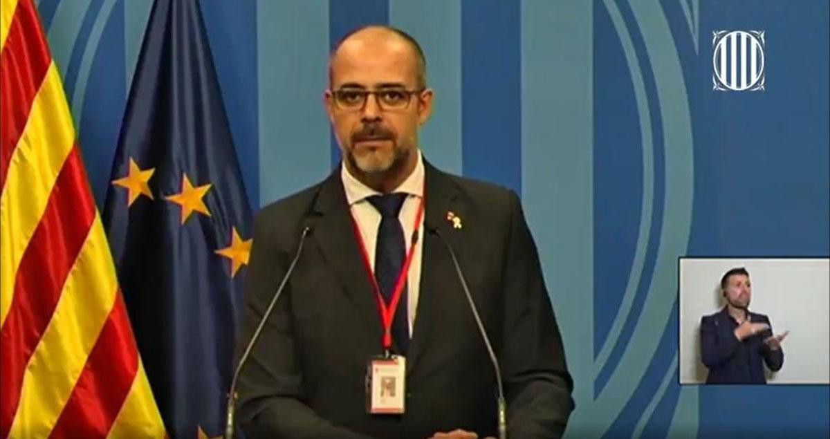 Miquel Buch, consejero de Interior, muy 'presidencial', junto a las banderas catalana y europea / EUROPA PRESS