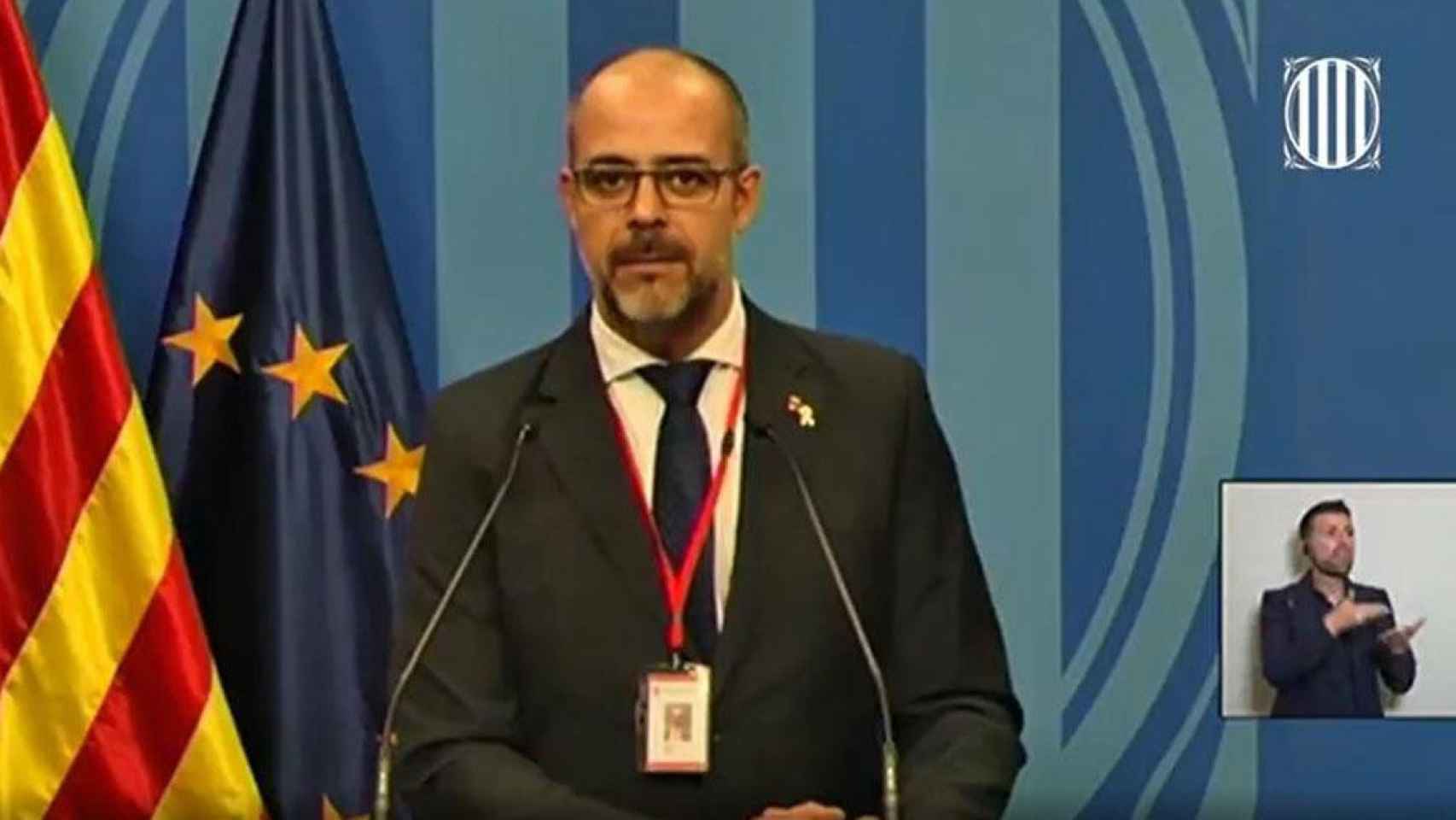 Miquel Buch, consejero de Interior, muy 'presidencial', junto a las banderas catalana y europea / EUROPA PRESS