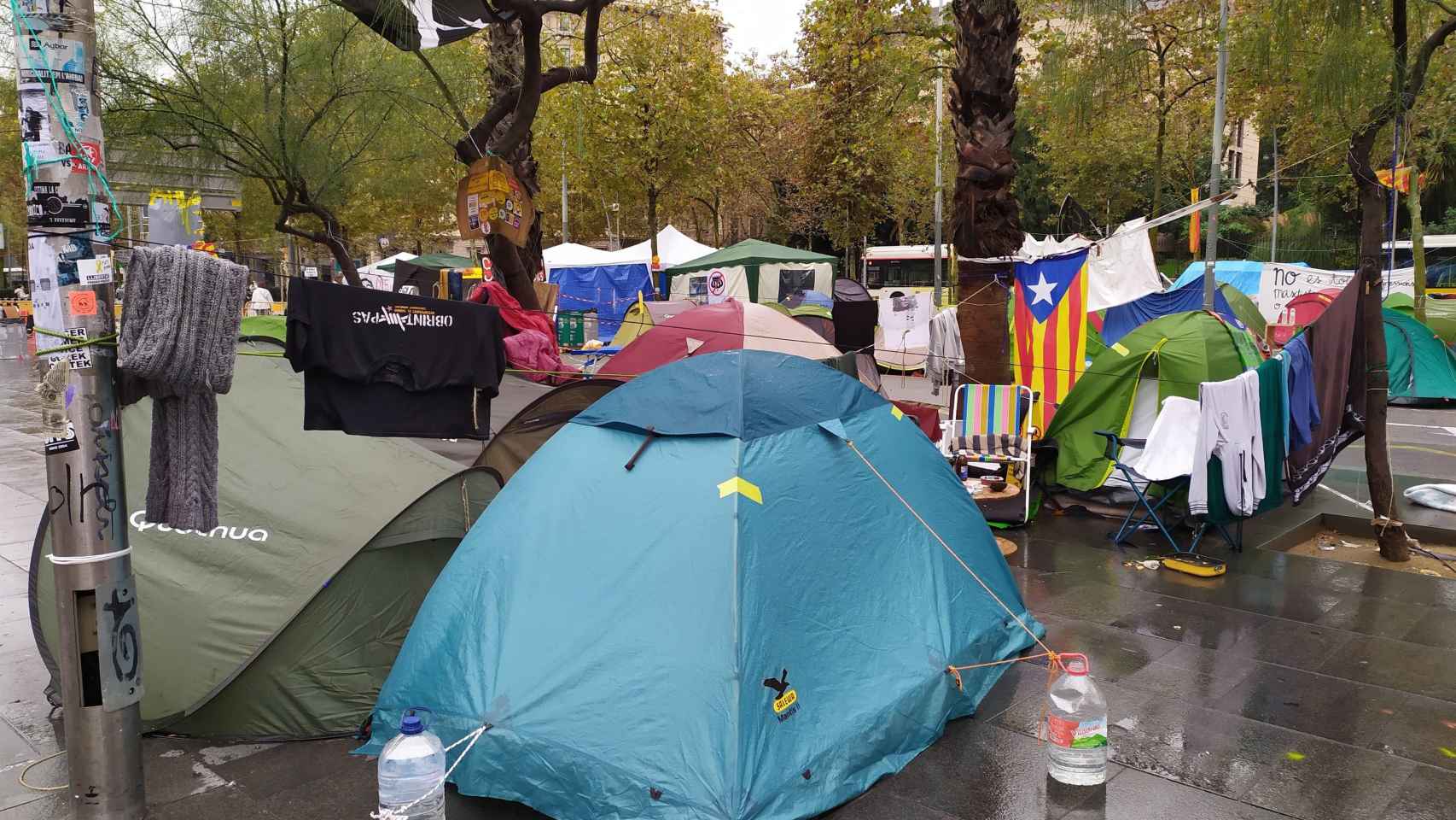 La acampada 'indepe' de la plaza Universitat de Barcelona, donde se ha producido una detención, dura ya 18 días / EP