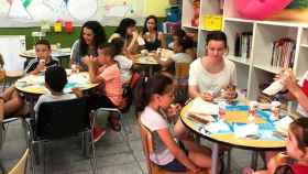 Varios niños desayunando en la Fundació Comtal, que atiende a menores en situación de riesgo de exclusión / CG