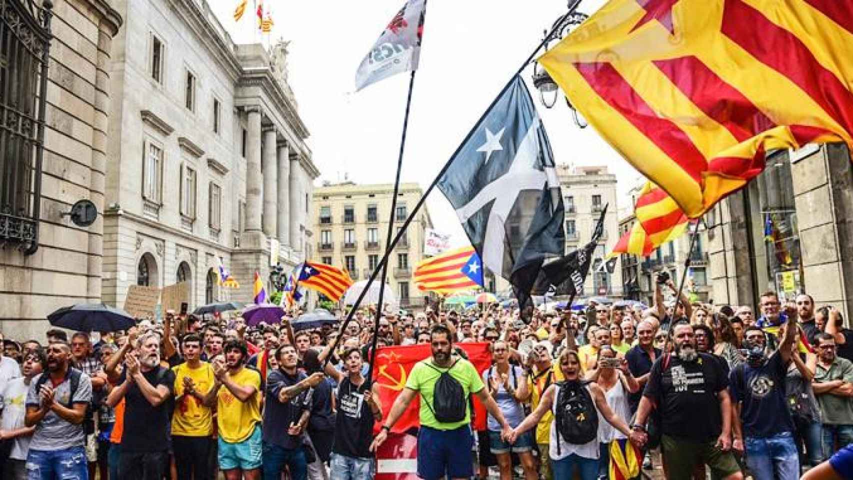 Manifestación en defensa del 'procés' independentista en la plaza de Sant Jaume de Barcelona / EFE