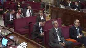 Los dirigentes del 'procés', que sostienen ser inocentes escuchando un testimonio de la Policía en el juicio del Tribunal Supremo / EFE