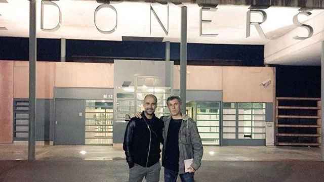 Pep Guardiola y Xavier Torres a las puertas de Lledoners / JORDI CUIXART