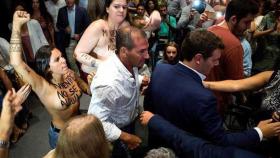 El presidente de Ciudadanos, Albert Rivera (d), sorprendido por una protesta del grupo feminista Femen, a su llegada a un acto en Málaga / EFE