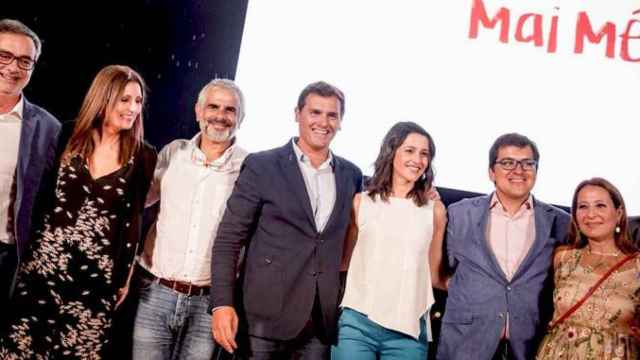 Albert Rivera (c), junto a la líder de Ciudadanos en Cataluña, Inés Arrimadas (3d) y los diputados José María Espejo-Saavedra (2d), Sonia Sierra (1d) y Carlos Carrizosa (3d) / C's