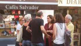 Ada Colau, alcaldesa de Barcelona, visitando el barrio de la Barceloneta hoy / @Chabe_Nortina