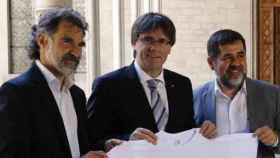 Jordi Cuixart (i), Carles Puigdemont (c) y Jordi Sanchez, en el Palau de la Generalitat / CG
