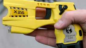 Los Mossos podrán usar pistolas eléctricas como la de la imagen / EFE