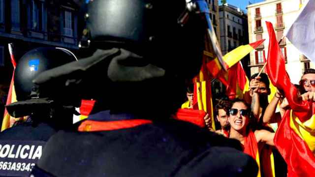 Un grupo de personas increpa a los Mossos d'Esquadra en la plaza de Sant Jaume tras la manifestación convocada por Societat Civil Catalana / EFE
