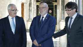El presidente de la Generalitat, Carles Puigdemont (d), junto al nuevo fiscal general del Estado, José Manuel Maza, y el fiscal superior de Cataluña, Jose Maria Romero de Tejada (i), en una imagen de archivo / EFE