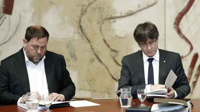 El vicepresidente de la Generalitat, Oriol Junqueras, y el presidente del Govern, Carles Puigdemont, en la reunión semanal del Gobierno catalán del martes / EFE