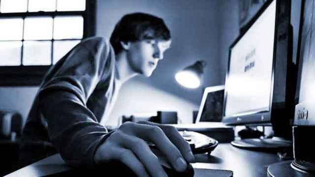 Un joven realiza gestiones frente a su ordenador / CG