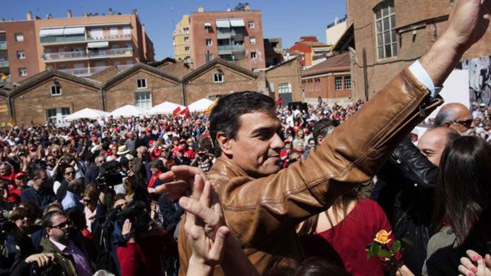 Pedro Sánchez, candidato a secretario general del PSOE, se da un baño de masas en el PSC en Barcelona / EFE
