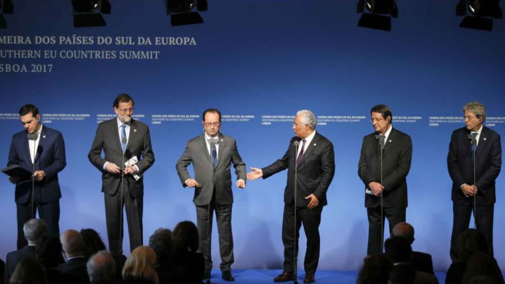 Alexis Tsipras, Mariano Rajoy, François Hollande, António Costa, Nicos Anastasiades y Paolo Gentiloni, en la cumbre de los países del sur de Europa en Lisboa / EFE