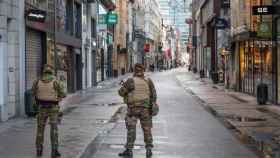 Dos soldados belgas patrullan en una importante calle comercial de Bruselas, tras los atentados de París, en noviembre.
