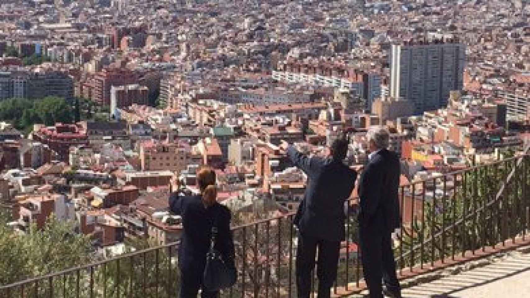 El presidente de la Generalidad y de CiU, Artur Mas, y el alcalde de Barcelona y candidato de CiU a la reelección, Xavier Trias, en el barrio del Carmelo