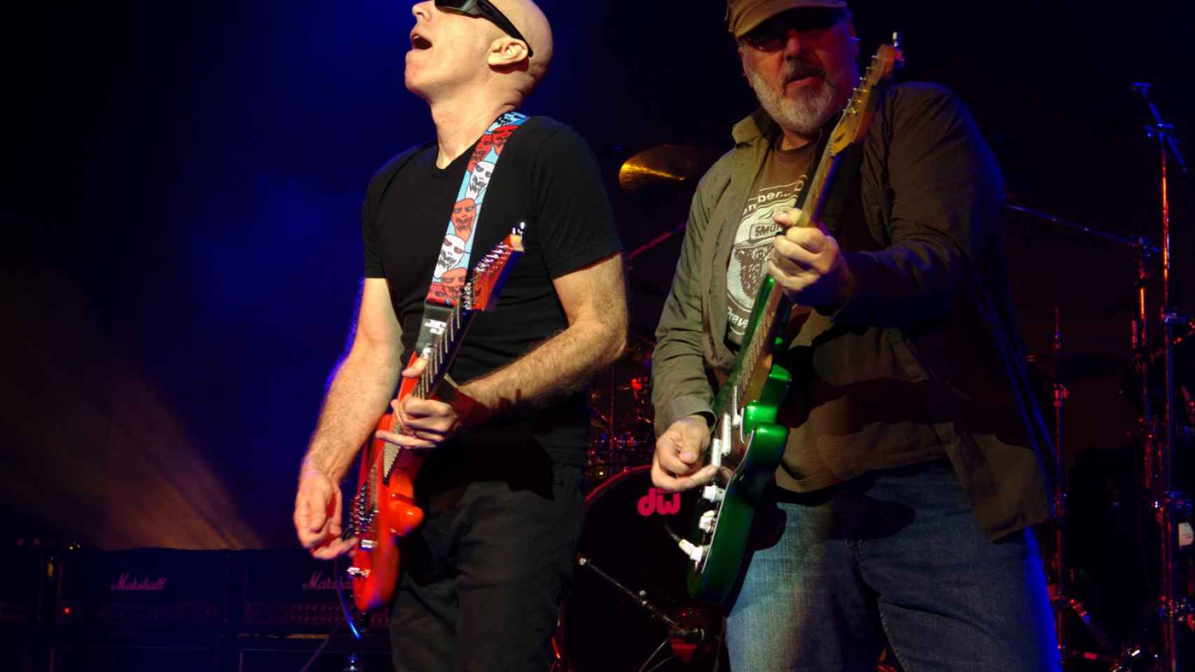 Joe Satriani -izquierda- junto a Mike Keneally, actuando en el Festival Grec