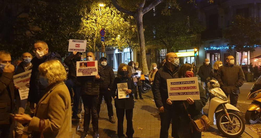 Manifestación contra la 'ley Celaá' ante la Delegación del Gobierno de Cataluña / @PPBarcelona_ (TWITTER)