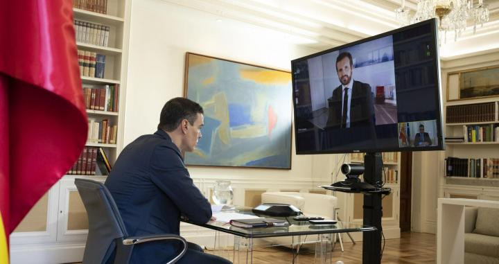 El presidente del Gobierno, Pedro Sánchez, y el líder del PP, Pablo Casado, en reunión por videoconferencia