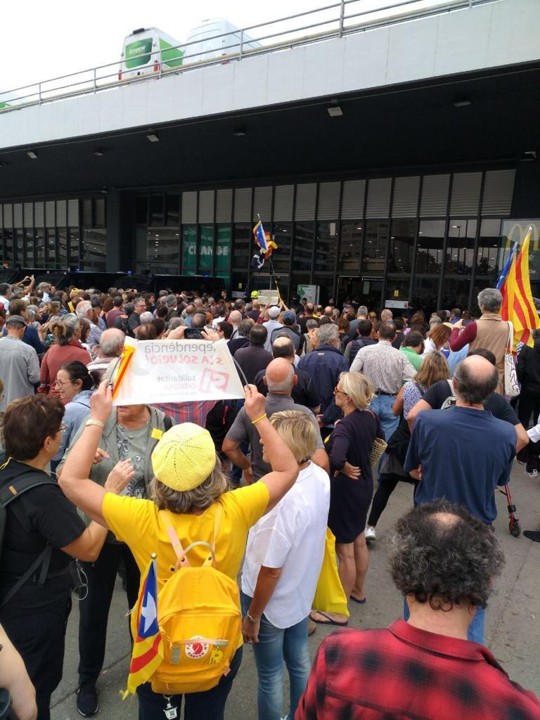 Concentración independentista delante de la estación de Sants de Barcelona / CG
