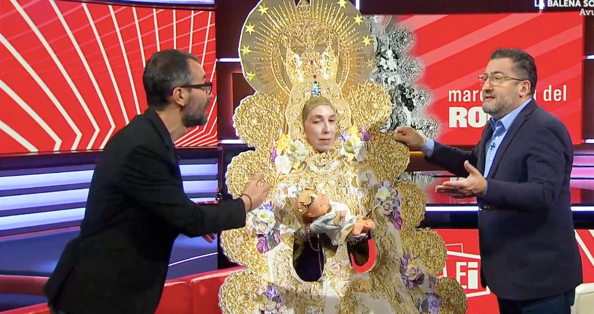 El humorista Toni Soler (d), con Jair Domínguez (i) y la parodia de la Virgen del Rocío / Cedida