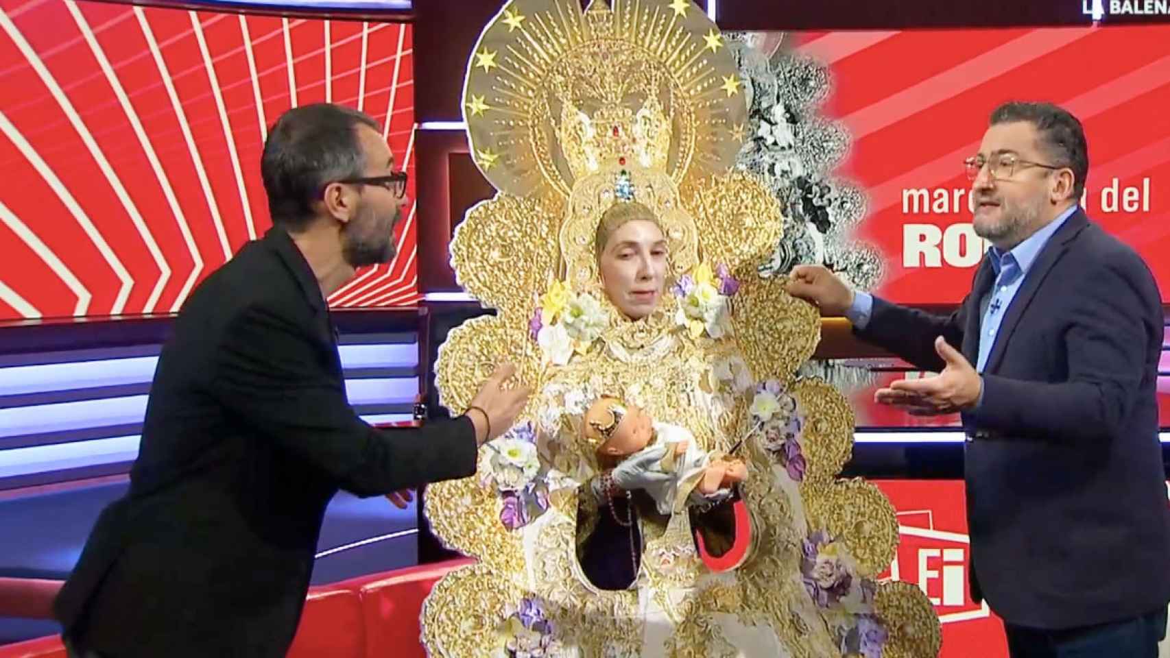 El humorista Toni Soler (d), con Jair Domínguez (i) y la parodia de la Virgen del Rocío / Cedida