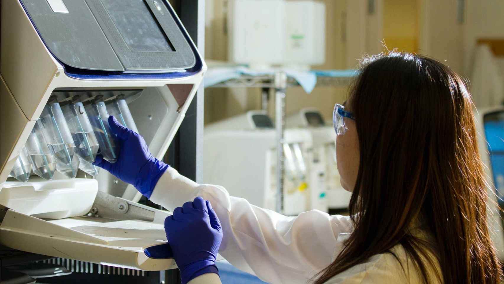 Una mujer trabajando en un laboratorio científico / EUROPA PRESS