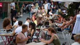 Varias personas sentadas en bares en la plaza dels Àngels del Raval / DAVID ZORRAKINO - EUROPA PRESS