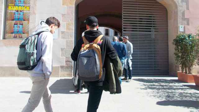 Dos alumnos de la Escuela Italiana de Barcelona, donde se han producido las denuncias / Cedida