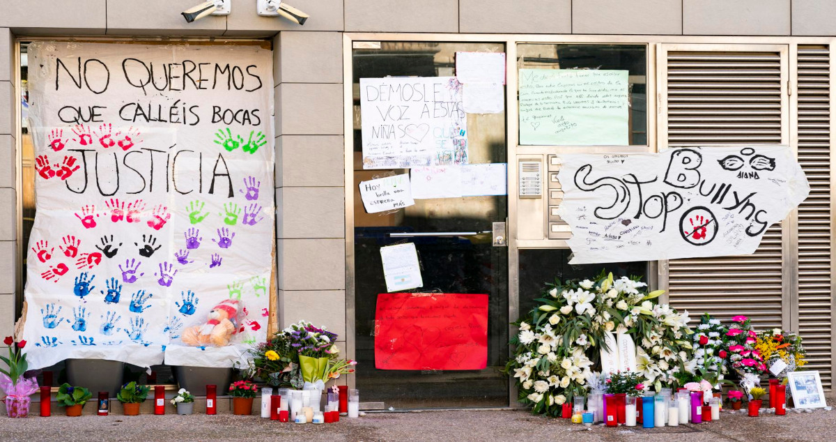 Velas, flores y pancartas en el domicilio de la menor de 12 años que el pasado martes se suicidó saltando por el balcón de su casa en Sallent / EFE