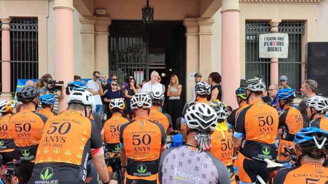 Unas 1.000 personas se concentran ante el Ayuntamiento de Rubí para condenar el atropello a ocho ciclistas el pasado 21 de agosto en Castellbisbal (Barcelona) y pedir más seguridad / EUROPA PRESS