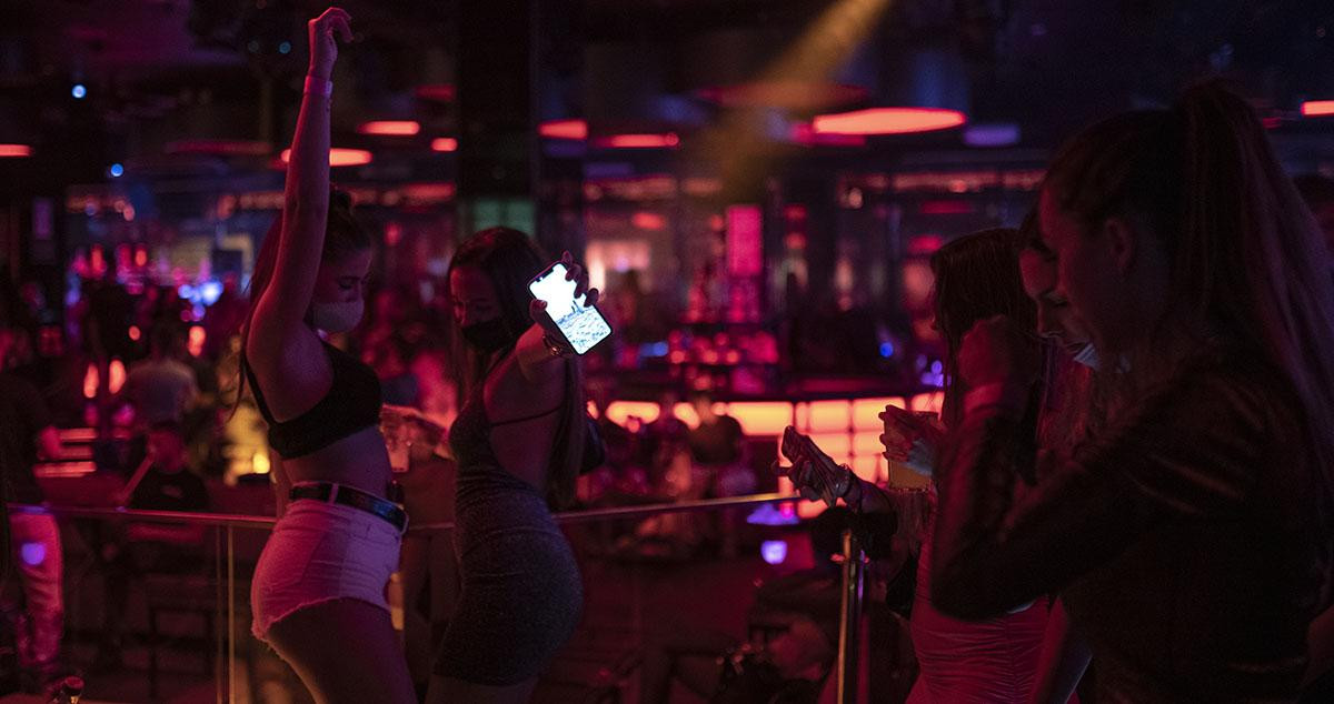 Un grupo baila en una discoteca, espacio donde crecen los pinchazos como el producido a una joven de 14 años en Castelló d'Empúries / EUROPA PRESS